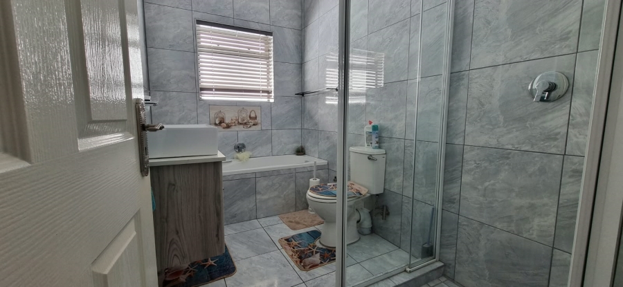 2 Bedroom Property for Sale in Hoogland Western Cape